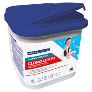 Tricloro granulado de disolución lenta AstralPool con un 90 % de cloro útil, altamente estabilizado, para el tratamiento y desinfección del agua en piscinas. Indicado para el tratamiento continuado de la piscina debido a que se libera el desinfectante según el agua lo va necesitando.